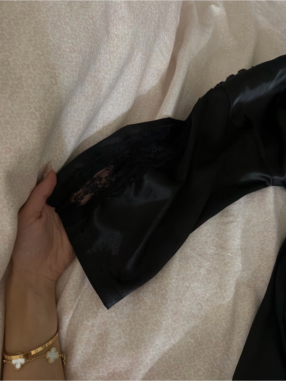 Robe - Picture 2 of 2